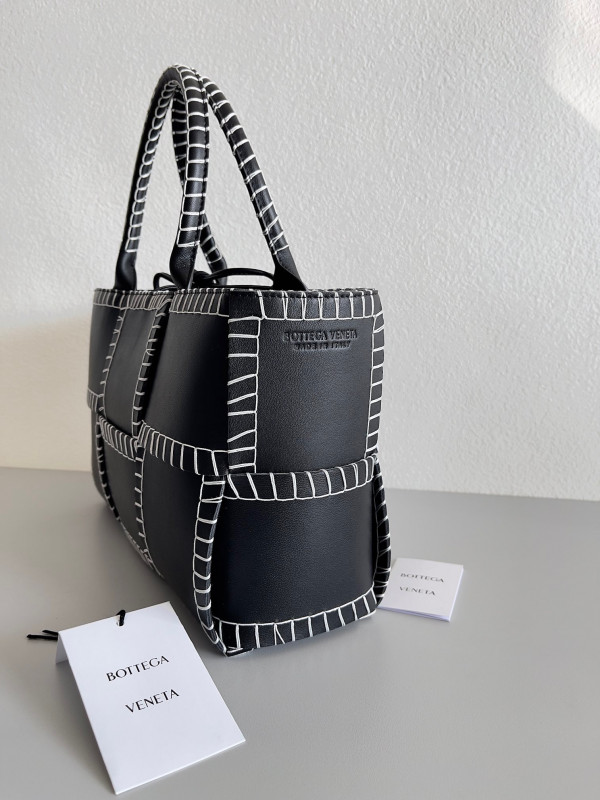 bo*te*ga Ve*ne*ta small arco tote bag