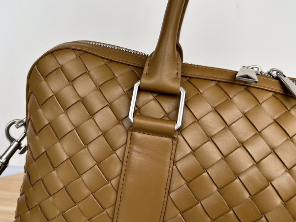 bo*te*ga Ve*ne*ta slim intrecciato briefcase