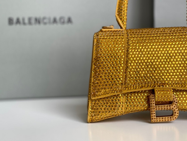 Ba*len*cia*ga hourglass