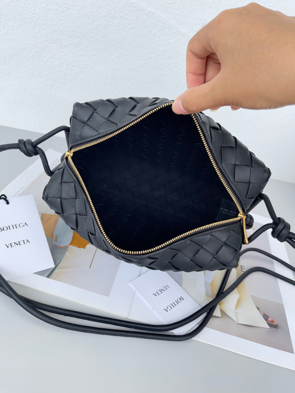 bo*te*ga Ve*ne*ta small loop camera bag