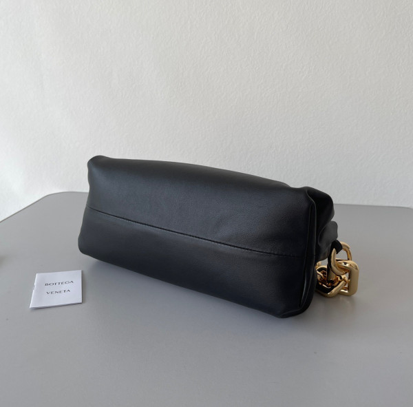 bo*te*ga Ve*ne*ta the chain pouch