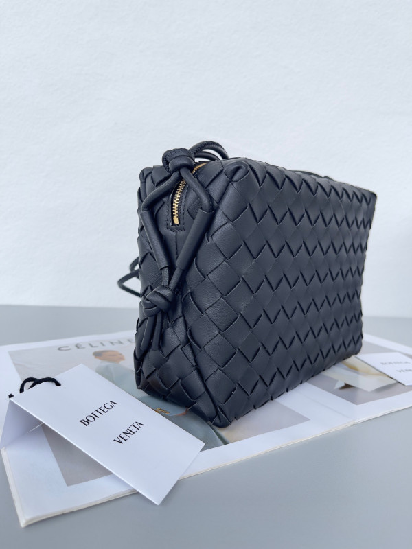 bo*te*ga Ve*ne*ta small loop camera bag