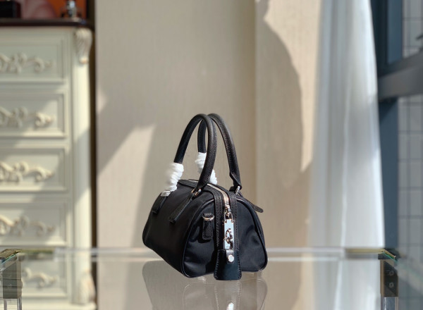 Pra*a re-edition 2005 nylon bag