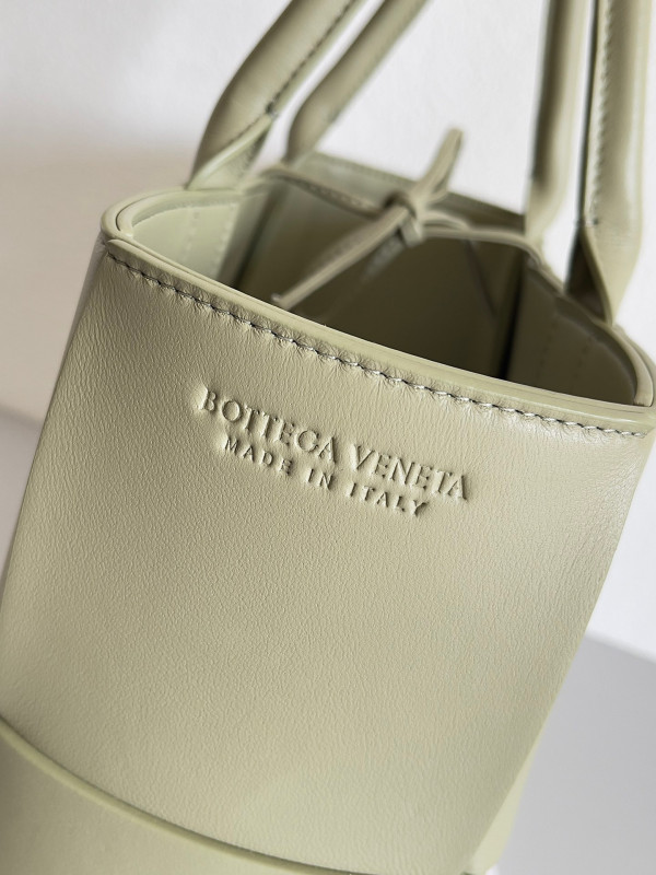 bo*te*ga Ve*ne*ta small arco tote bag