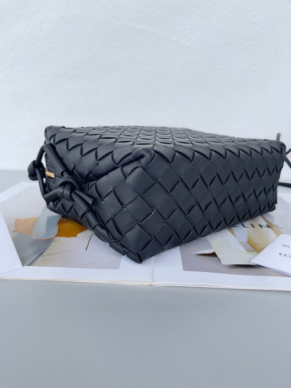 bo*te*ga Ve*ne*ta small loop camera bag