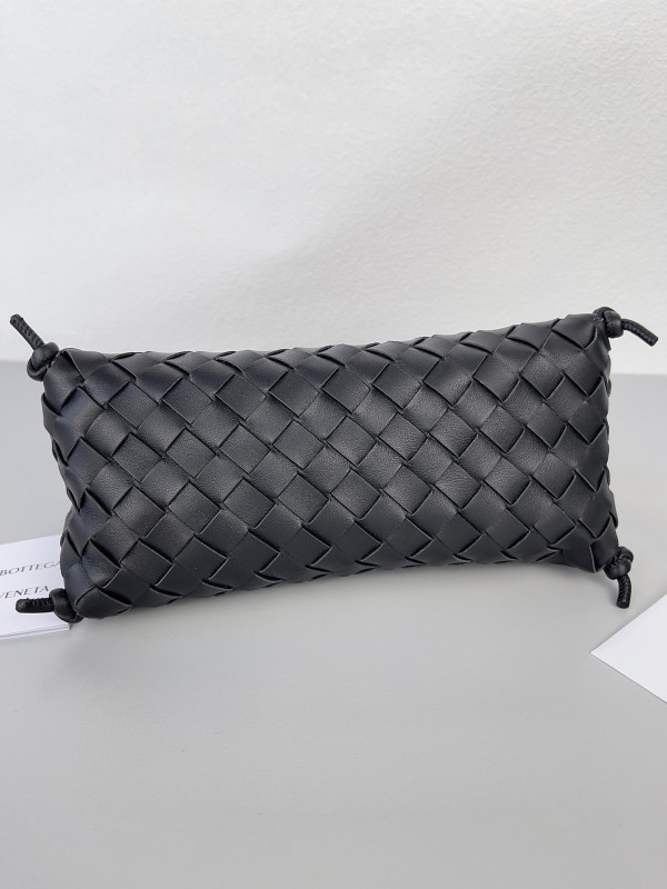 bo*te*ga Ve*ne*ta pouch on strap