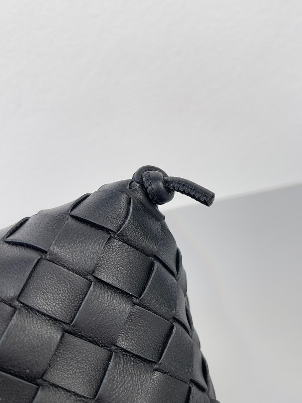 bo*te*ga Ve*ne*ta pouch on strap