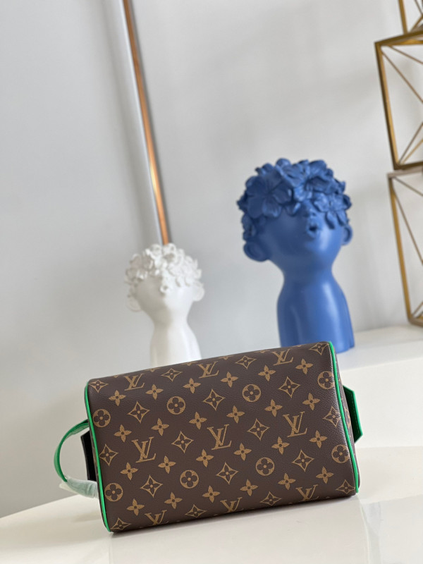 l0*is V*t0n dopp kit toilet pouch