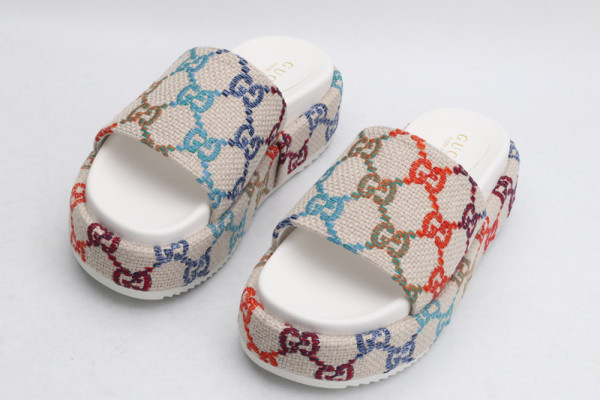 G*u*i platform slide sandal