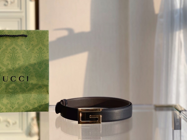G*u*i reversible belt with square g buckle