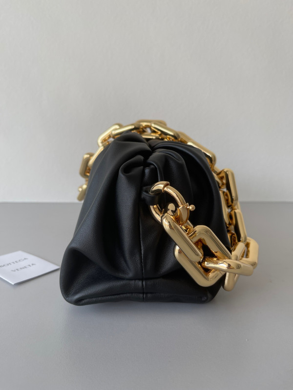 bo*te*ga Ve*ne*ta the chain pouch