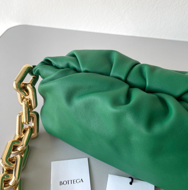 bo*te*ga Ve*ne*ta the chain pouch
