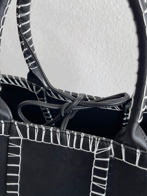 bo*te*ga Ve*ne*ta small arco tote bag