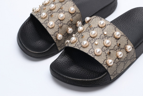 G*u*i slippers