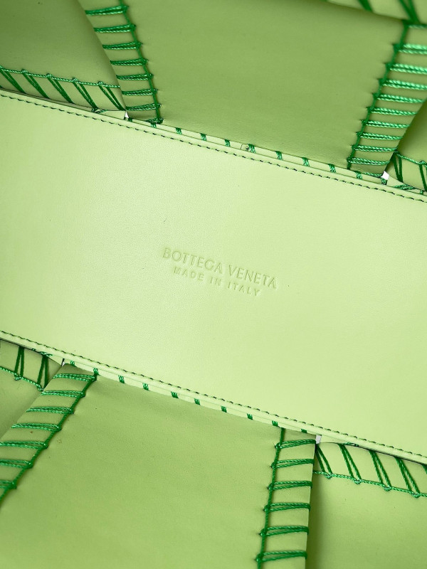 bo*te*ga Ve*ne*ta small arco tote bag