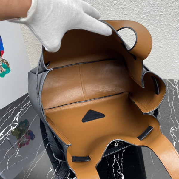 Pra*a leather tote