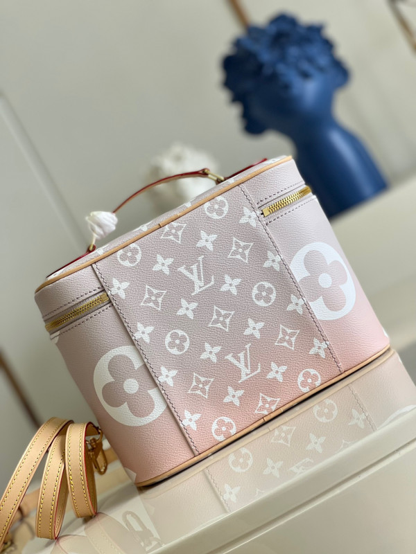 l0*is V*t0n toiletry bag