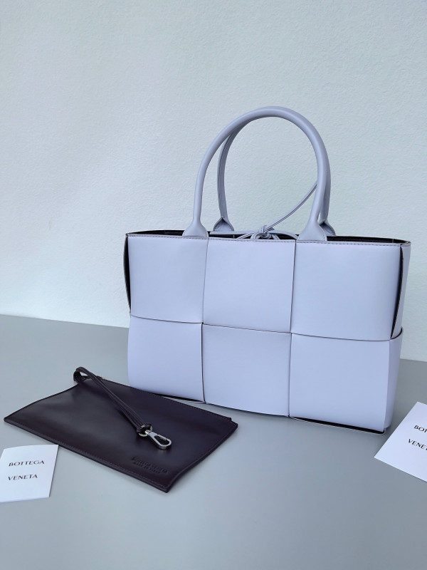 bo*te*ga Ve*ne*ta small arco tote bag