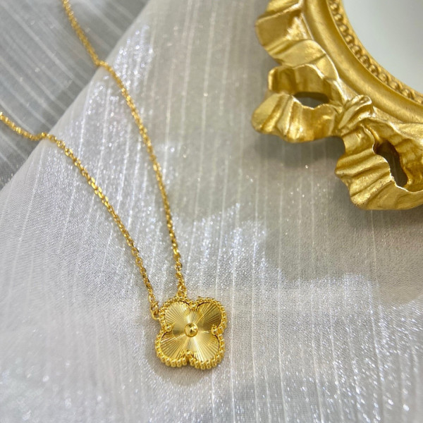V*N CL*F & arpels  perlée necklace