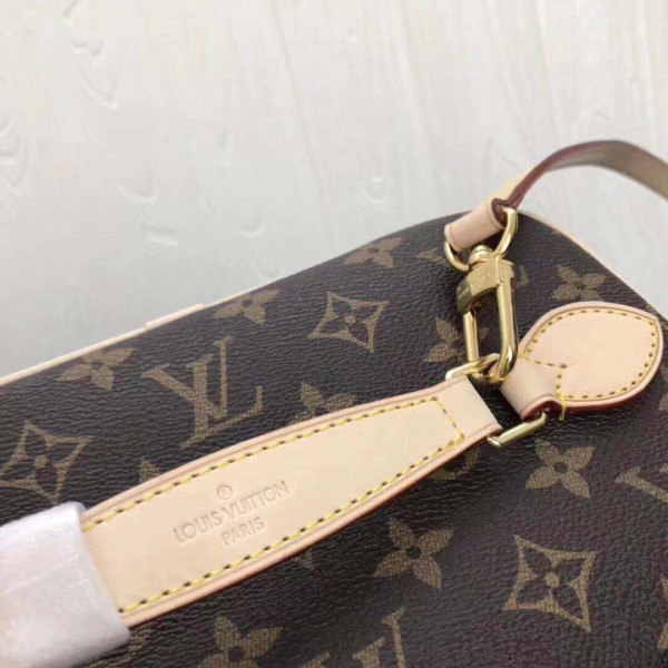 l0*is V*t0n toiletry bag