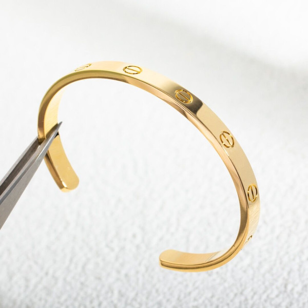 Ca*t*er  bracelet