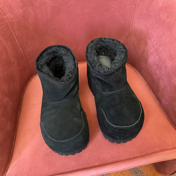 Ba*len*cia*ga alaska fur bootie