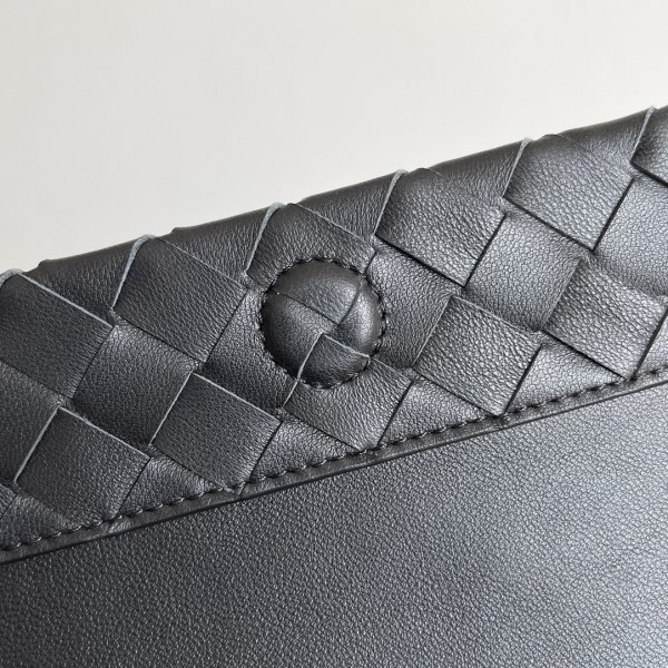 bo*te*ga Ve*ne*ta pouch on strap