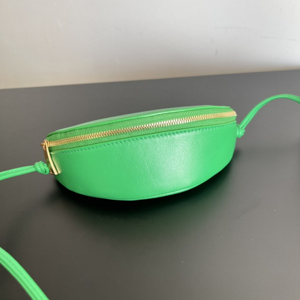 bo*te*ga Ve*ne*ta pouch on strap