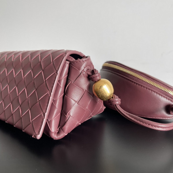 bo*te*ga Ve*ne*ta pouch on strap