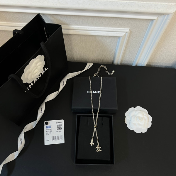 CL NECKLACE
