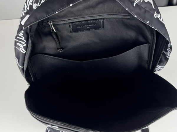 Ba*len*cia*ga backpack