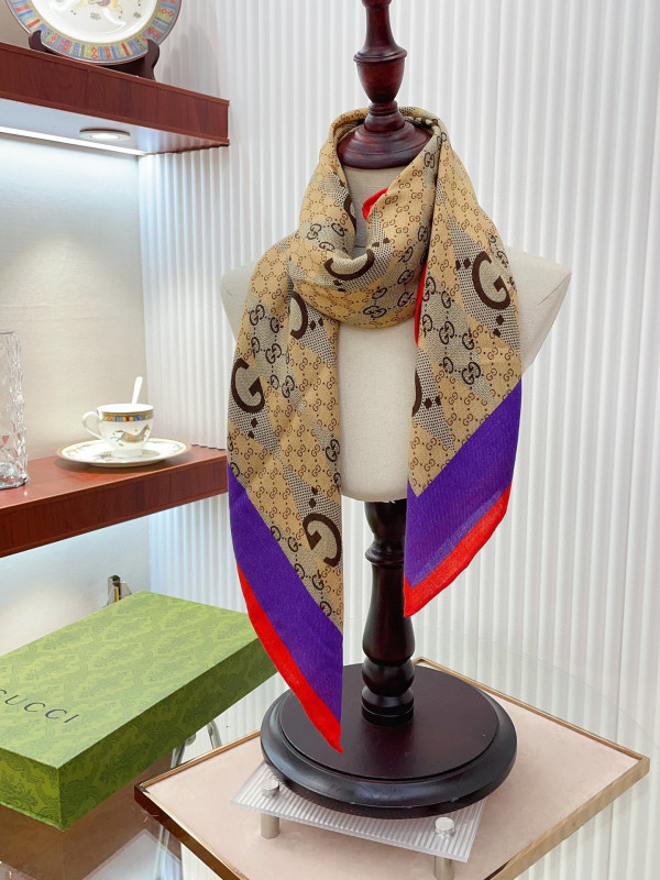 G*u*i scarf
