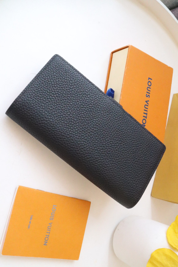 l0*is V*t0n vertical wallet