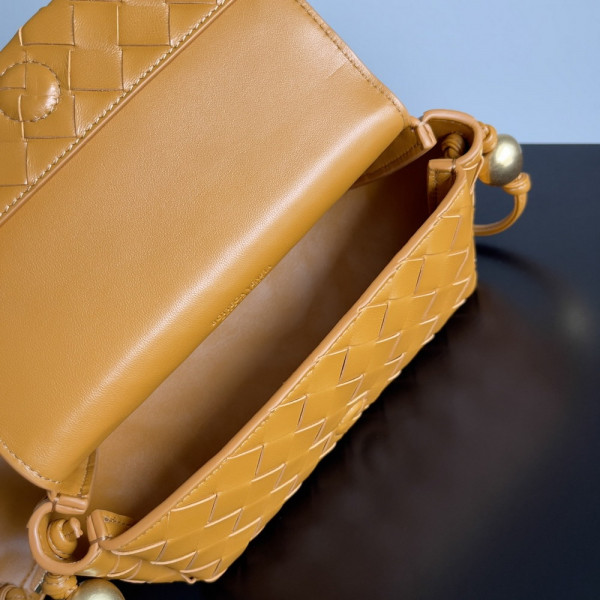bo*te*ga Ve*ne*ta pouch on strap