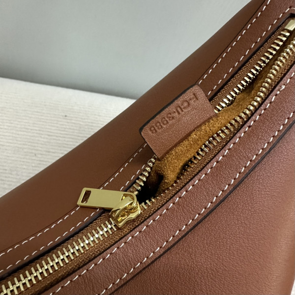 celin* heloise cuir triomphe bag in S*pple calfskin