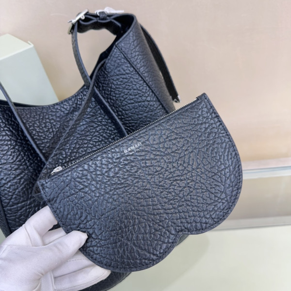 B**rry medium chess shoulder bag