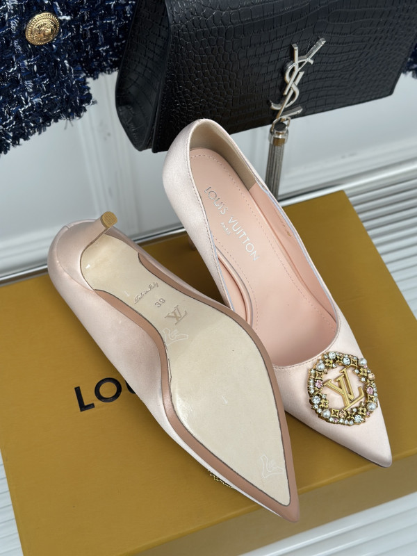 l0*is V*t0n heels