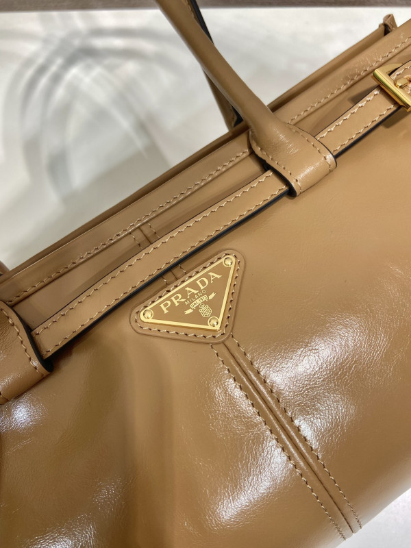 Pra*a medium leather handbag