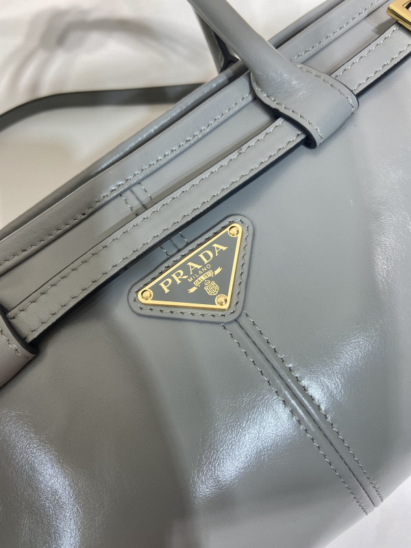 Pra*a medium leather handbag