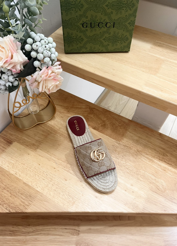 G*u*i slide sandals