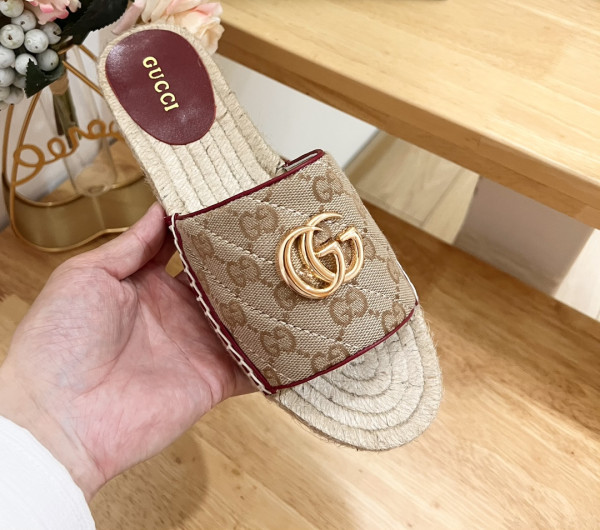G*u*i slide sandals