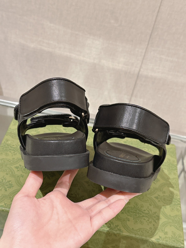 G*u*i slide sandals
