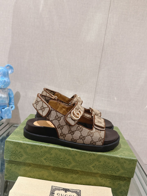 G*u*i slide sandals