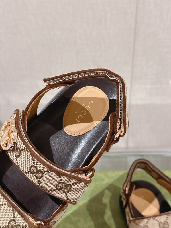 G*u*i slide sandals
