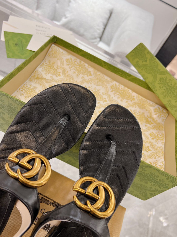 G*u*i slide sandals
