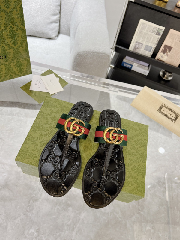 G*u*i slide sandals