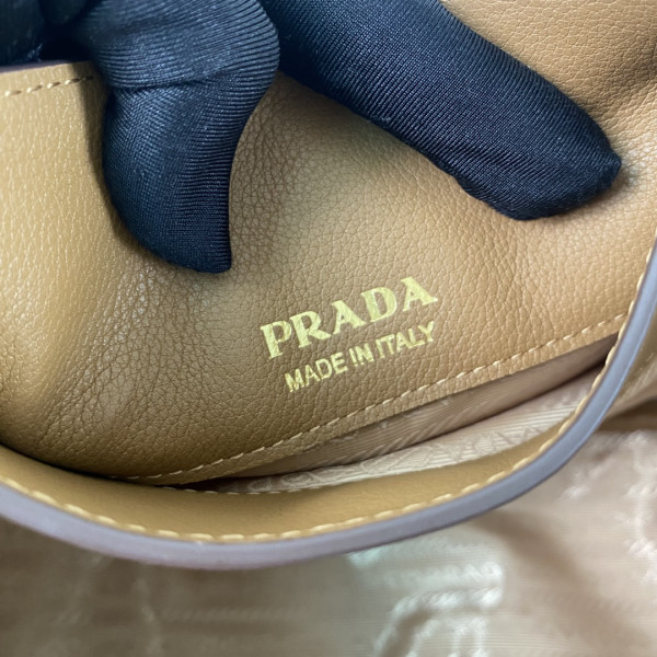 Pra*a medium leather handbag-25*18.5*12.5cm