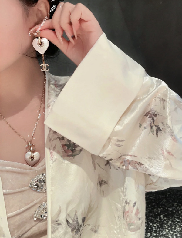 CL EARRINGS