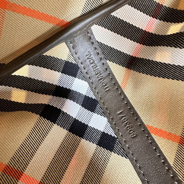 B**rry medium check drawstring pouch​
