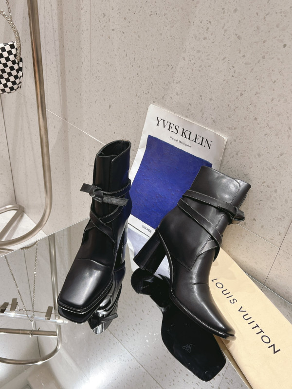 l0*is V*t0n boots
